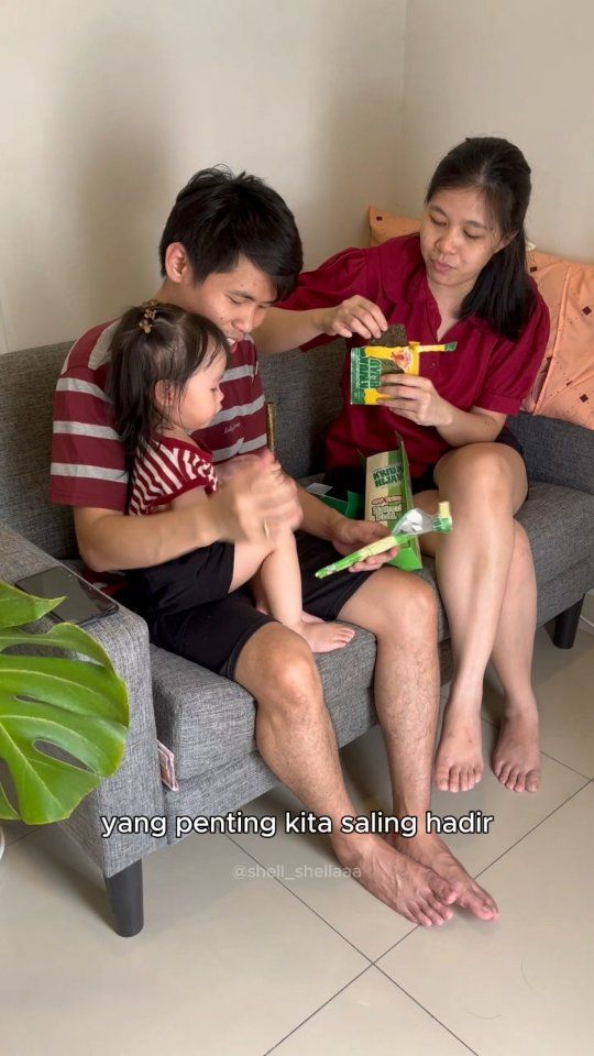 Nggak ada dekor besar. Nggak ada rencana spesial. Cuma keluarga, obrolan yang akhirnya ketemu, dan @kriuk.hijau yang habis duluan.

Akhir tahun versi Kak @shell_shellaaa : berbagi kebersamaan bareng keluarga, dengan Kriuk Hijau di tengah meja.

Kalau kamu, akhir tahun bareng siapa?

#KriukHijau #AkhirTahunBersama #MejaKeluarga #QualityTime #NyemilSehat #UGCKeluarga