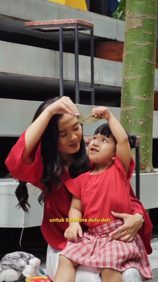 Nggak semua Ibu selalu terlihat kuat.

Tapi setiap hari, mereka tetap bangun, memberi, dan bertahan.

Untuk semua Ibu yang berjuang dengan caranya masing-masing— kamu hebat, bahkan saat dunia nggak bilang apa-apa.

Selamat Hari Ibu. — @kriuk.hijau🌿

#cemilansehat #cemilansehatenak #HariIbu #IbuHebat #PerempuanKuat #KriukHijau #CemilanSehat