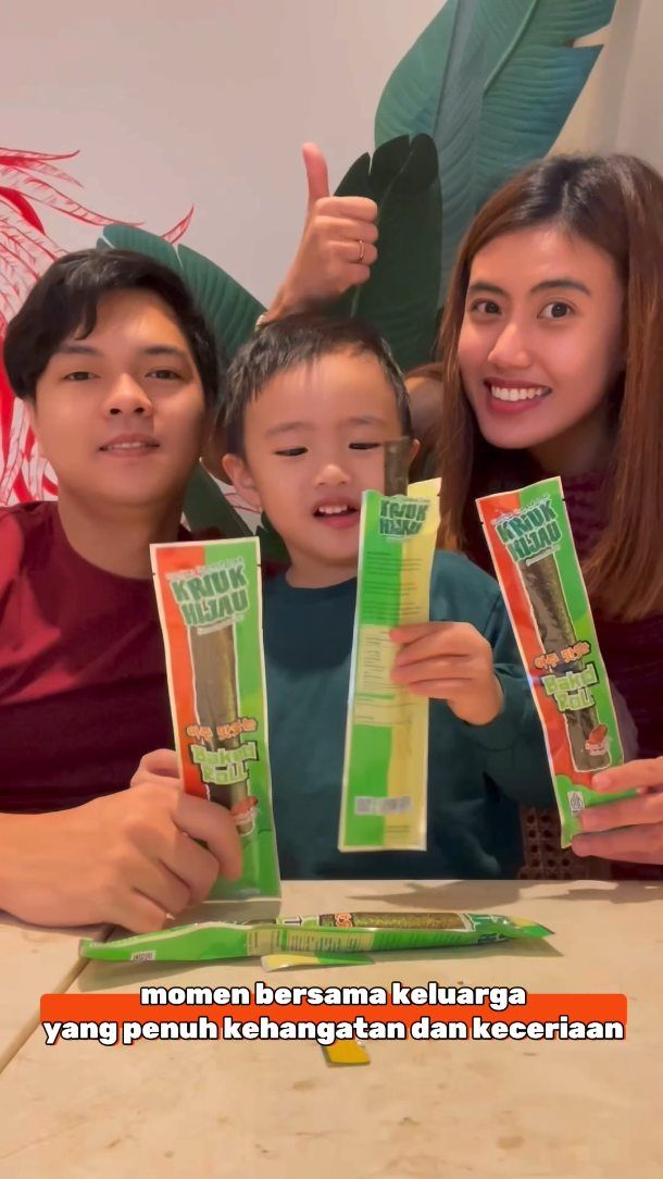 Dari rumah ke cafe terdekat. Dari obrolan ringan sampai tawa panjang.

Natal selalu menemukan jalannya sendiri—apalagi kalau ditemani keluarga dan cemilan Kriuk Hijau. 🎄🤍

#CeritaNatal #KebersamaanKeluarga #KriukHijau