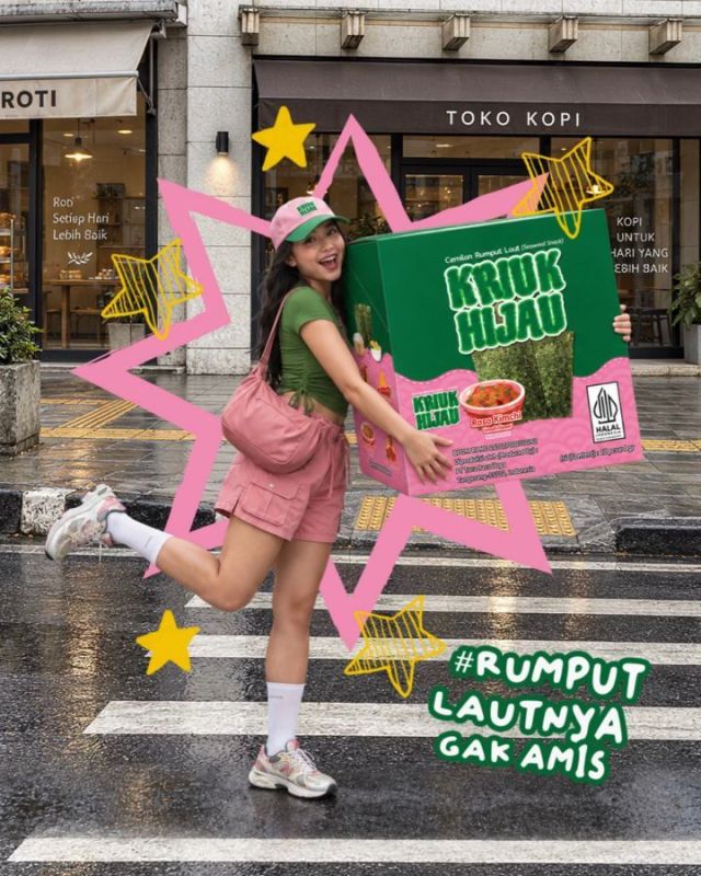 HP, dompet, kunci… eh, yang enak jangan ketinggalan! 👀💗

Kenalin, yang baru: @kriuk.hijau Rasa Kimchi! 🇰🇷
Rasa kimchi ketemu nori renyah, dan pastinya rumput lautnya gak amis!

Selipin di tas, bawa ke mana aja. Dari jalan bareng bestie sampai maraton drakor, siap nemenin hari seru lo—kapan pun, di mana pun. 🌿✨

Penasaran kimchi kalau dibikin kriuk rasanya gimana? Kenalan lebih dekat lewat link di bio! 🛒

#KriukHijau #KriukHijauKimchi #rumputlautnyagakamis